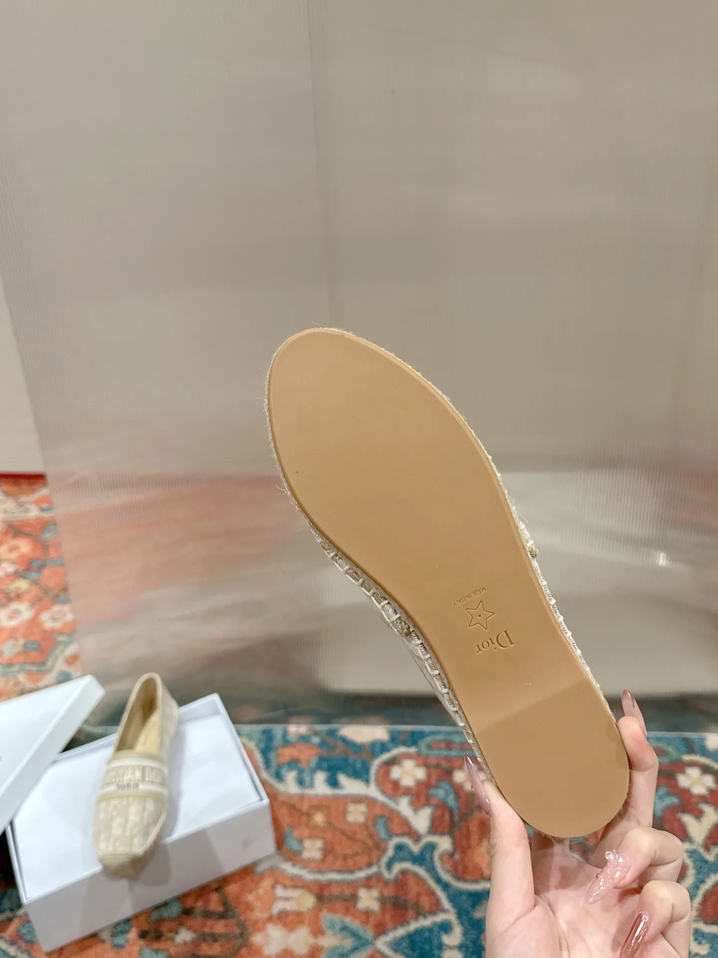 👟👟Ex-factory price 440👟👟 Dior DIOR's new popular early spring fisherman shoes 🆕 Simple, elegant and fashionable, timeless and timeless, it is a classic that will never fade away in the fashion circle, retro fisherman shoes. Original hand-woven surface, electric embroidery technology! Specific cloth surface and rubber outsole. Code number: 35-39 (40.41 customized, non-refundable)